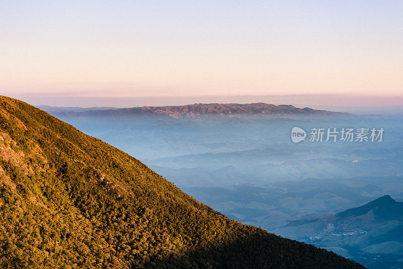 帕拉伊巴山谷上空的云彩（里约热内卢/圣保罗州）